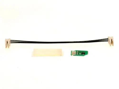 Bosch Sensor mit Kabel, bestehend aus zwei Kabelsteckern und einer grünen Platine, die zur Verbindung und Datenübertragung dient.